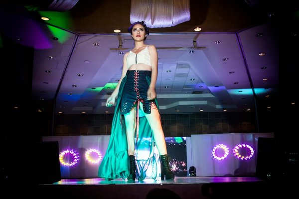 Découvrir la combinaison féminine épurée : chic et tendance